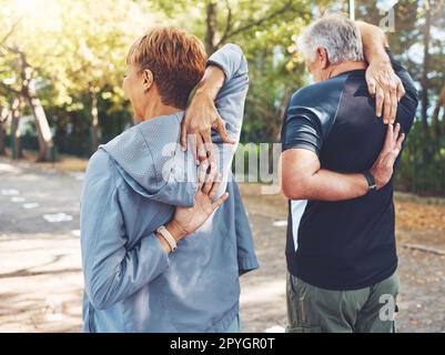 Rücken, Seniorenpaar und Stretching Outdoor für Bewegung, Fitness oder Training für Wellness, Gesundheit oder Bindung. Sport, reifer Mann und alte Frau in der Natur, Training oder Training für Gesundheit oder Gleichgewicht Stockfoto