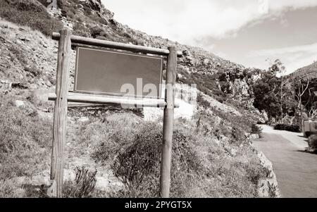 Leeres natürliches grünes Schild in der Wildnis Kapstadt, Südafrika. Stockfoto