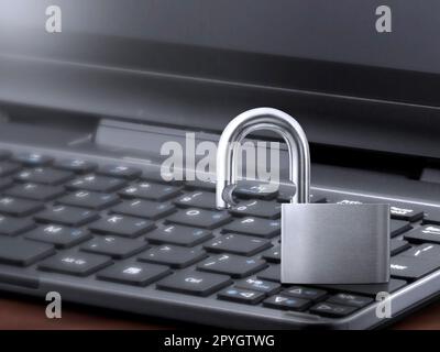 Computersicherheitskonzept. Entriegeltes Vorhängeschloss auf der Laptop-Tastatur. Stockfoto