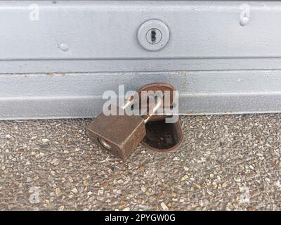 Altes Vorhängeschloss. Schloss an der eisernen Tür Stockfoto