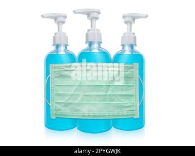 Hygienische Gesichtsmaske und Alkohol Gel Sanitizer Handgel Reiniger für Anti-Bakterien und Viren auf weißem Hintergrund, Menschen mit Alkohol Gel, um die Hände zu waschen, um COVID-19-Virus zu verhindern Stockfoto