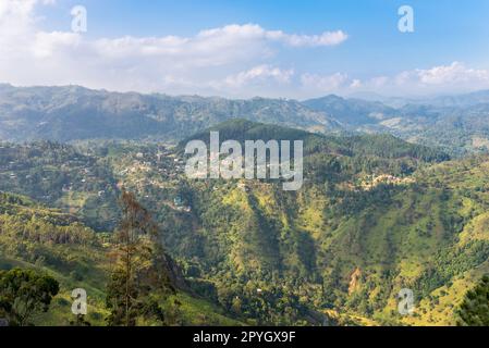 Die kleine Stadt Ella hat eine reiche biologische Vielfalt und ist von Wald- und Teeplantagen umgeben Stockfoto