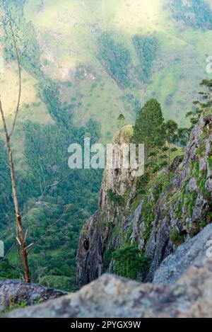 Blick hinunter auf die Ella-Lücke im Hochland von Sri Lanka Stockfoto