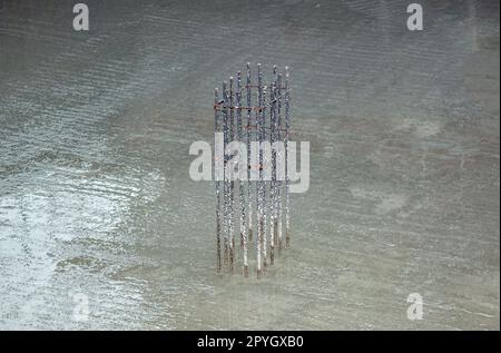 Bar verwendet, um Haus Säulen mit rebar als Säule mit einem Zementboden dahinter zu machen.Stahlstangen in Häusern verwendet. Stockfoto