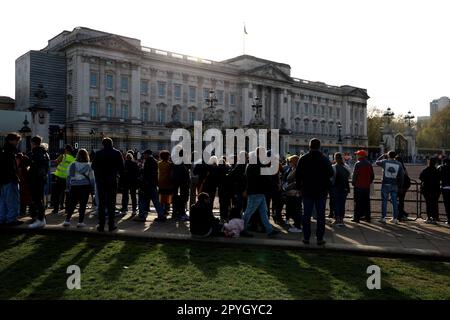 London England, 03./05./2023. Die Zuschauer treffen sich am 3 2023. Mai im Buckingham Palace in London, England, Großbritannien. Am 6. Mai wird erwartet, dass während der Krönung von König Karl III. Und Königin Camilla (Foto von John Lamparski/NurPhoto) auf der traditionellen, aber abgekürzten Route zwischen Buckingham Place und Westminster Abbey Tausende Formen auf der ganzen Welt bilden. Kredit: NurPhoto SRL/Alamy Live News Stockfoto