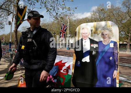 London England, 03./05./2023. Ein Polizist steht am 3 2023. Mai in London, England, neben einem King-and-Queen-Pappausschnitt in der Mall in Central London. Am 6. Mai wird erwartet, dass während der Krönung von König Karl III. Und Königin Camilla (Foto von John Lamparski/NurPhoto)0 Kredit: NurPhoto SRL/Alamy Live News, die traditionelle, aber abgekürzte Route zwischen Buckingham Place und Westminster Abbey von Tausenden auf der ganzen Welt verläuft Stockfoto