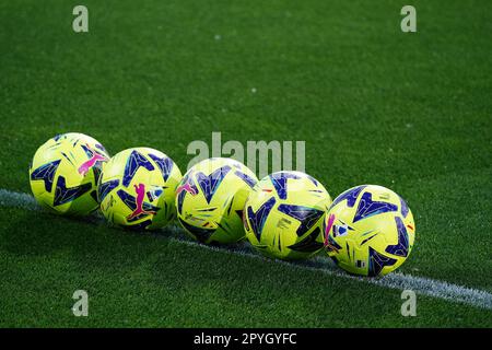 Monza, Italien - 03./05./2023., offizielle Puma-SPIELBÄLLE DER SERIE A während des Fußballspiels der italienischen Meisterschaft Serie A zwischen AC Monza und AS Roma am 3. Mai 2023 im U-Power-Stadion in Monza, Italien - Foto Luca Rossini/E-Mage Stockfoto