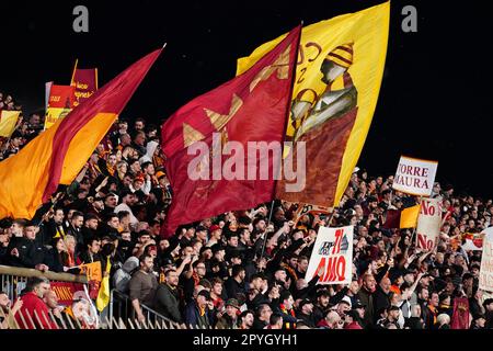 Monza, Italien - 03./05./2023, ALS Roma-Fans während der italienischen Meisterschaft Serie A Fußballspiel zwischen AC Monza und AS Roma am 3. Mai 2023 im U-Power-Stadion in Monza, Italien - Foto Luca Rossini/E-Mage Stockfoto