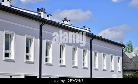 Reihenhäuser in neu erbauten Wohnungen. Der Immobilienmarkt in der Vorstadt. Neue Einfamilienhäuser in einem neuen Entwicklungsgebiet. Stockfoto