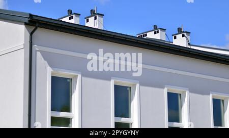 Reihenhäuser in neu erbauten Wohnungen. Der Immobilienmarkt in der Vorstadt. Neue Einfamilienhäuser in einem neuen Entwicklungsgebiet. Stockfoto