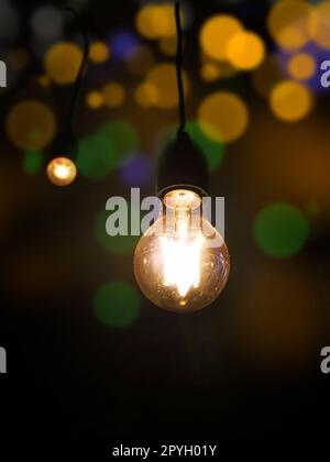 Glühlampe auf schwarzem Hintergrund abstraktes Bokeh mit weichem Licht Stockfoto