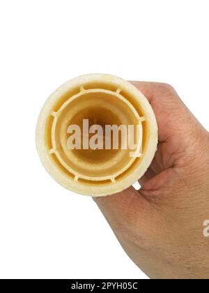 Halten Sie eine leere knusprige Eiskugel mit der Hand, isoliert auf weißem Hintergrund Stockfoto