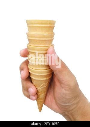 Halten Sie eine leere knusprige Eiskugel mit der Hand, isoliert auf weißem Hintergrund Stockfoto