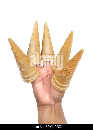 Halten Sie eine leere knusprige Eiskugel mit der Hand, isoliert auf weißem Hintergrund Stockfoto