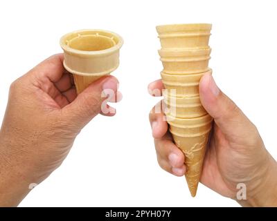 Halten Sie eine leere knusprige Eiskugel mit der Hand, isoliert auf weißem Hintergrund Stockfoto