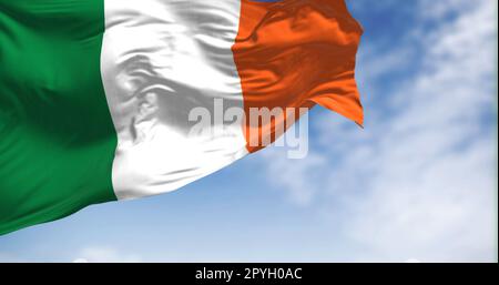 Irische Nationalflagge, die an klaren Tagen im Wind wehte Stockfoto