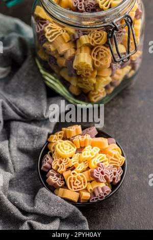 Pasta in verschiedenen unheimlichen Formen. Ungekochte halloween-Pasta in der Schüssel. Stockfoto