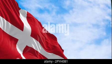 Die dänische Nationalflagge winkt an klaren Tagen im Wind. Stockfoto