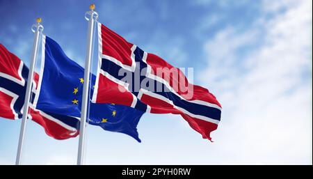 Norwegische Flaggen, die an klaren Tagen mit der Flagge der Europäischen Union wedeln Stockfoto