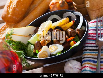 Hühnerherzen, Käse und Wachteleier Stockfoto
