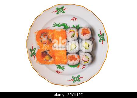 Traditionelles japanisches Sushi-Menü. Nahaufnahme verschiedener Sushi-Brötchen mit Lachs, Sashimi und anderen Scheiben rohen Fischs, serviert auf einem bunten Teller. Beschneidungspfad. Makro. Draufsicht. Stockfoto