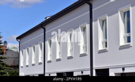 Reihenhäuser in neu erbauten Wohnungen. Der Immobilienmarkt in der Vorstadt. Neue Einfamilienhäuser in einem neuen Entwicklungsgebiet. Stockfoto