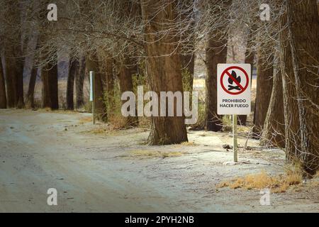 In Mendoza, Argentinien, steht ein Schild mit der Aufschrift „Fire Forbidden“. Stockfoto