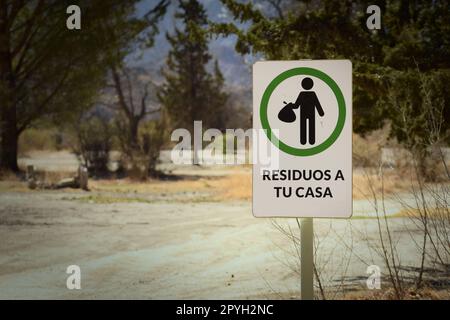 In Mendoza, Argentinien, gibt es ein Schild mit der Aufschrift „Bring You Müll Home“. Stockfoto