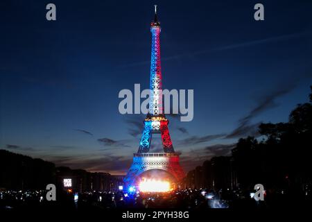 Bastille Day Lichter auf dem Eiffelturm am 14. Juli - Projektionen der französischen Flagge für den französischen Nationalfeiertag in Paris, Frankreich Stockfoto