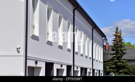 Reihenhäuser in neu erbauten Wohnungen. Der Immobilienmarkt in der Vorstadt. Neue Einfamilienhäuser in einem neuen Entwicklungsgebiet. Stockfoto