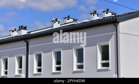 Reihenhäuser in neu erbauten Wohnungen. Der Immobilienmarkt in der Vorstadt. Neue Einfamilienhäuser in einem neuen Entwicklungsgebiet. Stockfoto