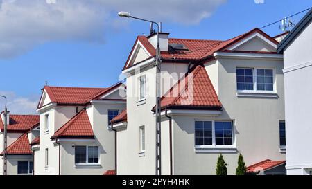 Reihenhäuser in neu erbauten Wohnungen. Der Immobilienmarkt in der Vorstadt. Neue Einfamilienhäuser in einem neuen Entwicklungsgebiet. Stockfoto