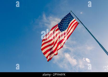 Amerikanische USA-Flagge auf einem Fahnenmast winkend im Wind Stockfoto