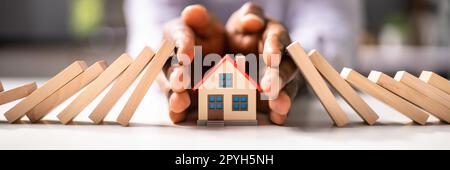 Immobilienversicherung. Domino-Kette-Challenge Stockfoto