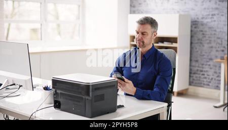 Geschäftsmann mit Print Befehl auf Smart Phone Stockfoto