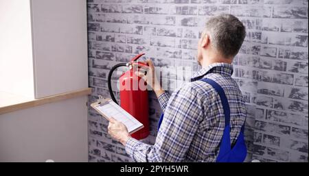 Überprüfung Der Sicherheit Von Feuerlöschern Stockfoto