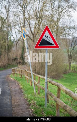 Deutsches Straßenschild, 15 Prozent Absenkung am Straßenberg, Deutschland, vertikaler Schuss Stockfoto