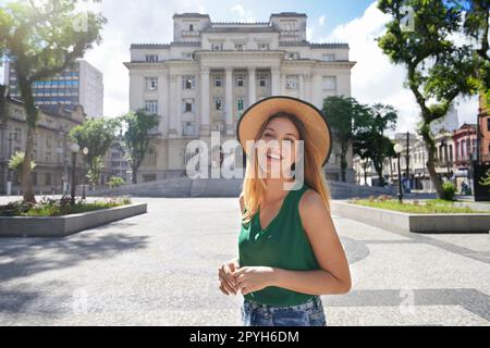 Porträt einer wunderschönen Travelerin, die Santos historisches Zentrum an einem sonnigen Tag in Brasilien besucht Stockfoto