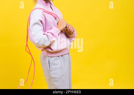 Bezauberndes weibliches Kind mit Seilspringen im Studio Stockfoto