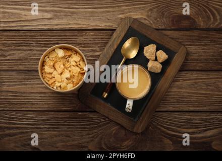 Espresso-Kaffeetasse und Napoleon-Puddingkuchen Stockfoto