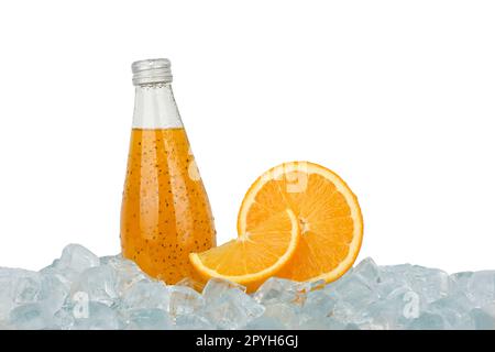 Eine Glasflasche Orangengetränk auf Eis Stockfoto