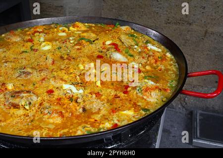 Spanische Paella in einer großen Bratpfanne aus nächster Nähe kochen Stockfoto