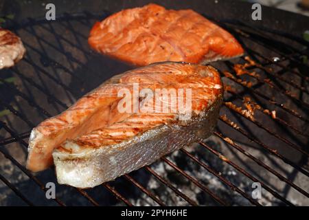 Ich koche Lachs-Fisch-Steak auf dem Grill Stockfoto