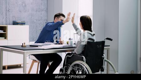 Geschäftsfrau Mit Behinderung Gibt High Five An Ihren Partner Stockfoto