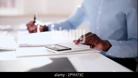 African Tax Accountant Ledger - Öffentliche Aufzeichnung Stockfoto