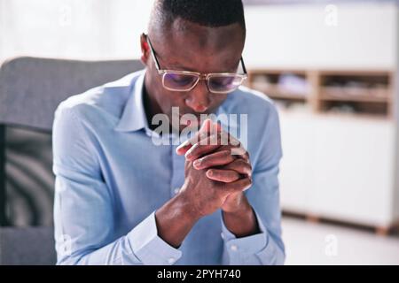 Ein Afroamerikanischer Mann Betet Stockfoto