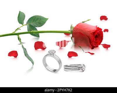 Rote Rose mit elegantem Diamantring auf weißem Hintergrund Stockfoto