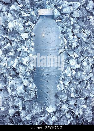 Nahaufnahme einer Wasserflasche in Eis Stockfoto