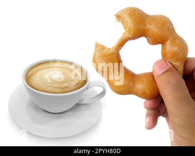 Donut in der Hand des Menschen und heißer Kaffee isoliert auf weißem Hintergrund Stockfoto