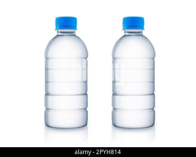 Leere Flasche mit sauberem und klarem Wasser, isoliert auf einem weißen Hintergrund Stockfoto